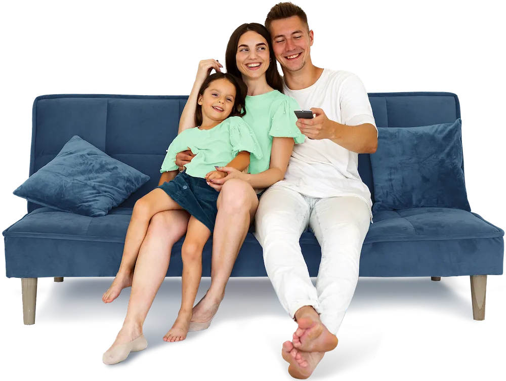Familia sentada no sofá com o comando da televisão na mão