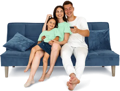 Familia sentada no sofá com o comando da televisão na mão